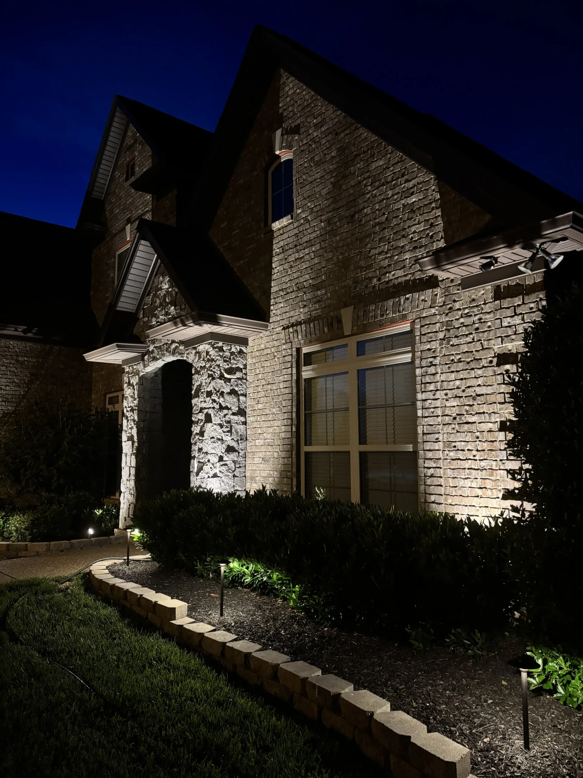 Photo Dust-to-Dawn (1) Front Yard Lighting